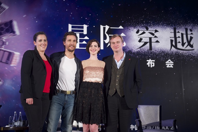 인터스텔라 주역들이 아시아 기자회견에서 포즈를 취하고 있다.(왼쪽부터 엠마 토머스 매튜 맥커너히 앤 해서웨이 크리스토퍼 놀란) / 워너브러더스 제공