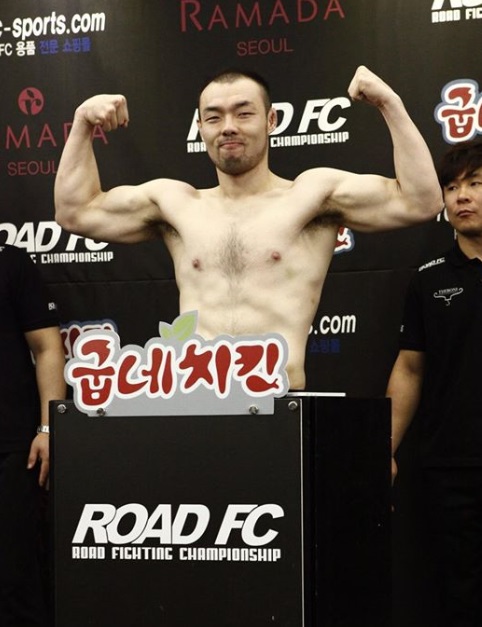 로드FC 이둘희가 급소를 두 차례 가격 당해 병원으로 옮겨져 많은 누리꾼들의 그의 상태를 궁금해하고 있다. /로드FC 제공