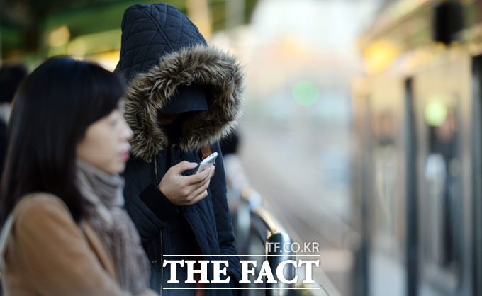 멜라토닌 효과는 멜라토닌이 분비되면 신체가 밤으로 인식하고 잠이 온다. 그래서 멜라토닌 분비를 적절하게 조절하면 불면증, 시차적응에 도움을 받을 수 있다. / 더팩트 DB