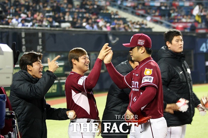 손승락(오른쪽에서 두 번째)이 8회를 마치고 윤석민(왼쪽에서 두 번째)과 기쁨을 나누고 있다.