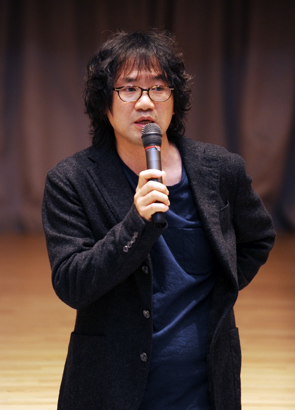 남규홍 PD가 일대일의 프로그램 콘셉트를 설명하고 있다. / SBS 제공