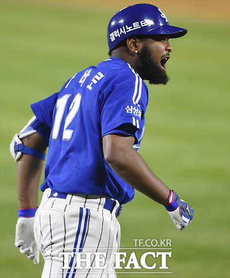 나바로가 11일 한국시리즈 MVP로 뽑혔다. 한국시리즈 6차전 6회 3점포를 터뜨린 뒤 포효하고 있는 나바로. / 잠실구장 = 최용민 기자