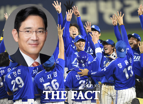 11일 오후 서울 잠실야구장에서 열린 2014 프로야구 한국시리즈 6차전 삼성 라이온즈와 넥센 히어로즈의 경기에서 넥센을 11-1로 누르고 시리즈 전적 4승 2패로 4년 연속 정규시즌과 한국시리즈 통합 우승을 일궈낸 삼성 선수들이 그라운드에서 세리머니를 하고 있다. 이날 이재용 삼성전자 부회장(원안)이 경기장을 찾아 경기를 지켜봤다./ 더팩트DB