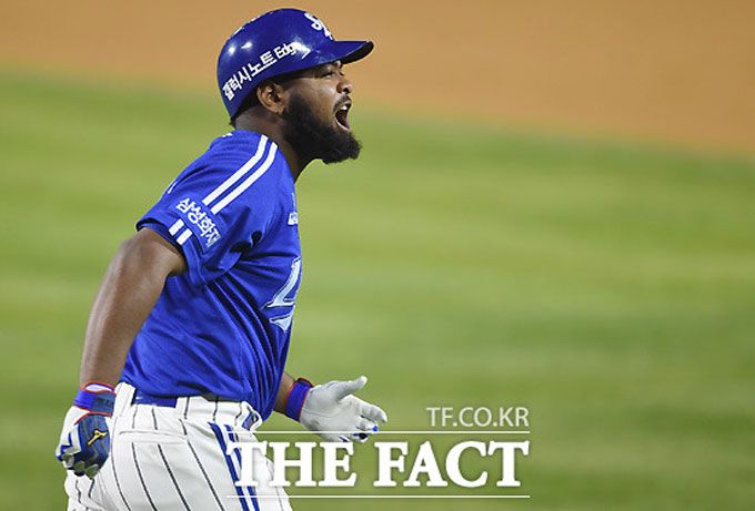 나바로가 한국시리즈에서 4개의 홈런을 쏘아 올리며 13년 만의 외국인 KS MVP에 올랐다. /최용민 기자