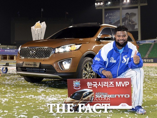 기아자동차가 11일 서울 잠실구장에서 열린 한국시리즈 6차전이 끝난 후 MVP로 선정된 삼성 라이온즈의 나바로 선수에게 부상으로 올 뉴 쏘렌토를 증정했다. / 기아자동차 제공