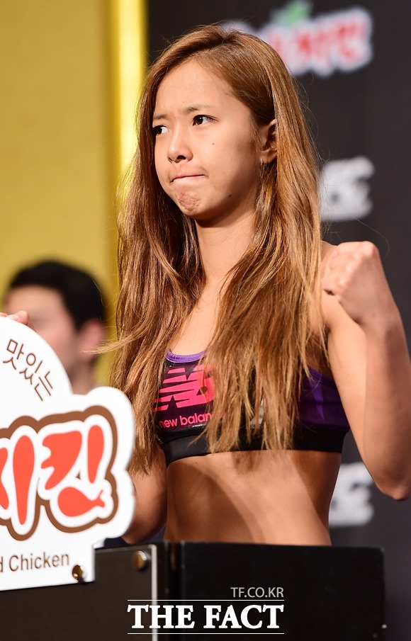 악플 충격으로 정신과 치료를 받고 있는 송가연이 다음 달 열리는 로드FC 20에 출전할 것으로 알려졌다. 지난 8월 16일 로드FC 017을 앞두고 계체량에 나온 송가연. /배정한 기자