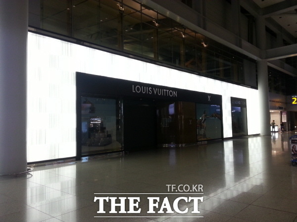 인천국제공항공사는 평균 연매출 2조 원을 올리는 인천국제공항 면세점의 새로운 운영자를 선정하기 위해 이달말께 입찰공고를 낼 예정이다./ 황진희 기자