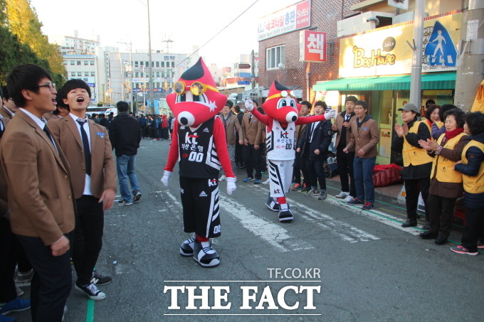 13일 오전 동래고 앞에서 부산 kt 마스코트들이 합격 기원 응원을 펼치고 있다. / kt 제공