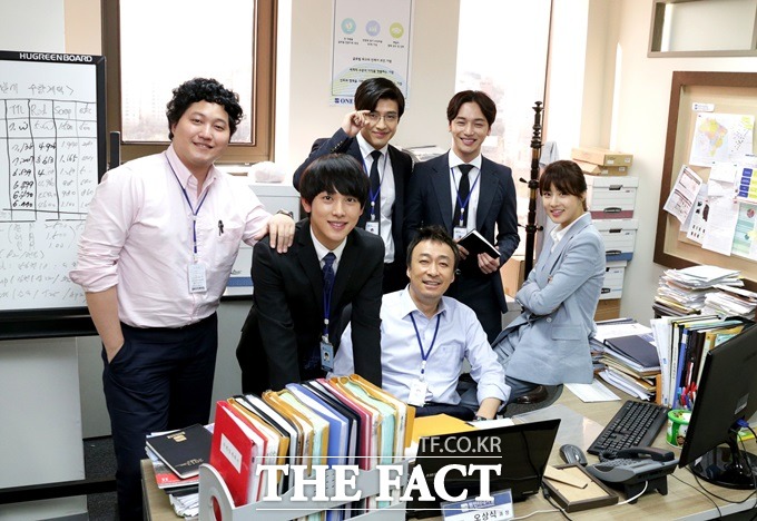 현장의 세심한 디테일 때문일까. 배우들 역시 직장인에 빙의돼 있어 눈길을 끌었다. / CJ E&M 제공