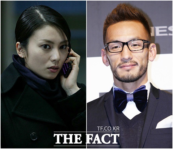 일본 톱 여배우 시바사키 코우(왼쪽)와 축구영웅 나카타 히데토시가 열애설에 휘말렸다. / 영화 용의자 X의 헌신 스틸 더팩트DB