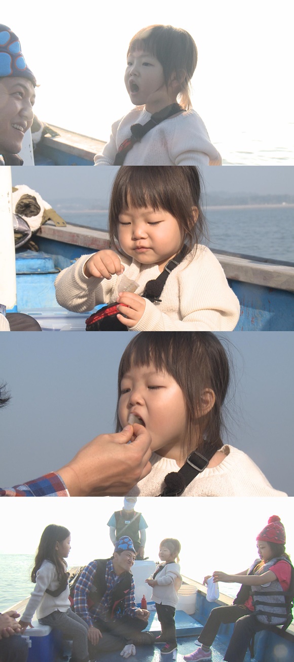 MBC 예능프로그램 일밤-아빠! 어디가?에서 정웅인 딸 정다윤이 산낙지 먹방을 보여준다./MBC 방송캡처