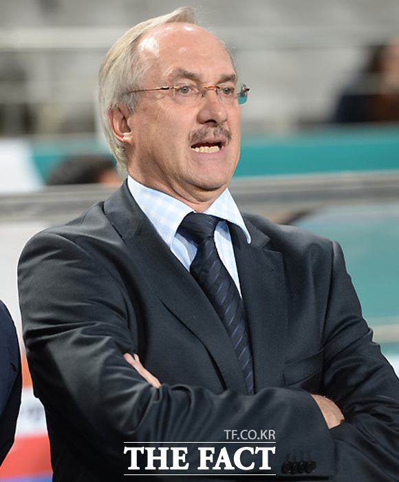 울리 슈틸리케 감독이 지난달 14일 열린 코스타리카와 친선경기 직전 그라운드를 바라보고 있다. / 서울월드컵경기장 = 최용민 기자