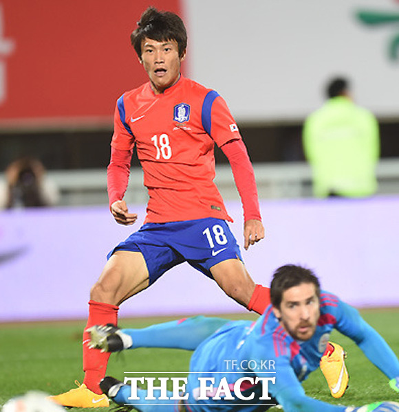 한교원(왼쪽)이 지난달 10일 열린 파라과이와 평가전에서 슈팅한 공을 바라보고 있다. / 천안종합운동장 = 최용민 기자