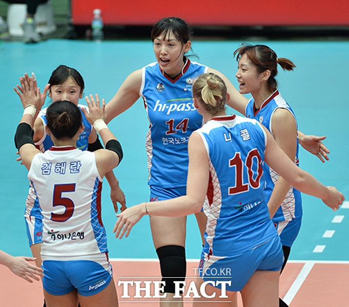 28점을 기록한 니콜을 앞세운 한국도로공사가 17일 성남체육관에서 열린 NH농협 2014~2015시즌 V-리그 여자부 GS칼텍스와 경기에서 세트 스코어 3-1로 승리했다. / 한국배구연맹 제공