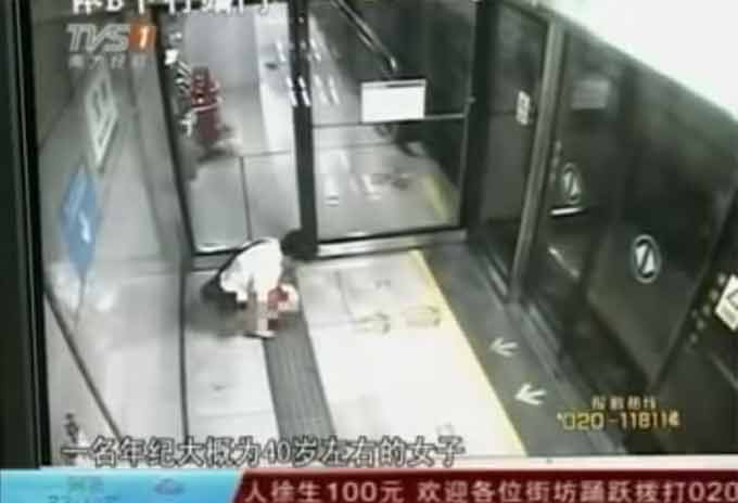 유튜브에 올라온 지하철CCTV의 대륙대변녀 영상 속 여성은 지하철역에서 재빨리 배변을 마쳤다. /유튜브 영상 갈무리