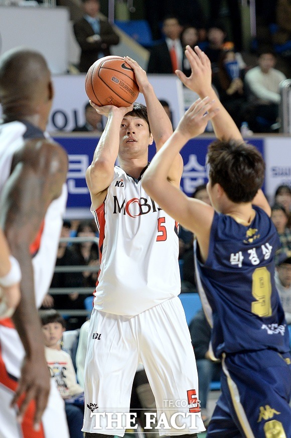 송창용이 17일 전주체육관에서 열린 KCC와 경기에서 3점슛을 시도하고 있다. / KBL 제공