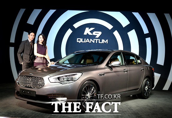 기아차는 17일 서울 중구 장충동 반야트리 호텔에서 더 뉴 K9의 사진발표회를 열고 5000cc급 대형 엔진인 V8 타우 5.0 GDI을 탑재한 K9 퀀덤을 최초로 공개했다. / 기아자동차 제공