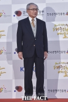 [TF포토] 김수일, '어색한 포토월'