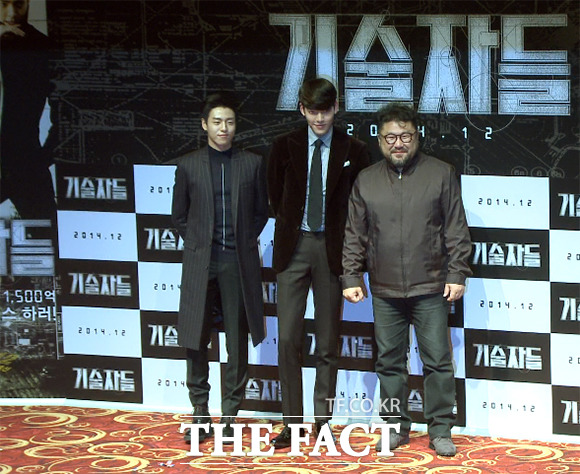 배우 이현우, 김우빈, 고창석(왼쪽부터)이 18일 서울 광진구 롯데시네마 건대입구에서 열린 영화 기술자들 제작 보고회에 참석해 포즈를 취하고 있다./사진=해당 영상 캡처