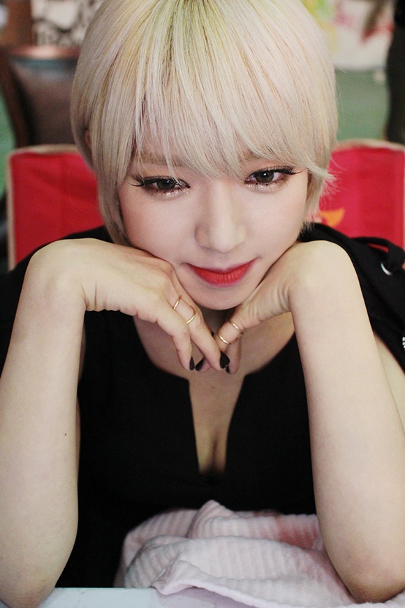 초아의 사진을 본 누리꾼들이 AOA를 향해 응원의 목소리를 쏟고 있다. /FNC 제공