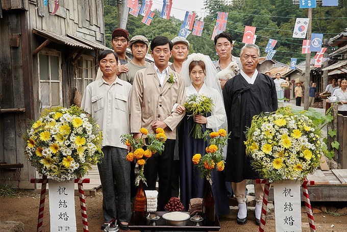 내년 개봉을 앞둔 영화 허삼관이 18일 스틸을 최초로 공개했다./영화 허삼관 스틸