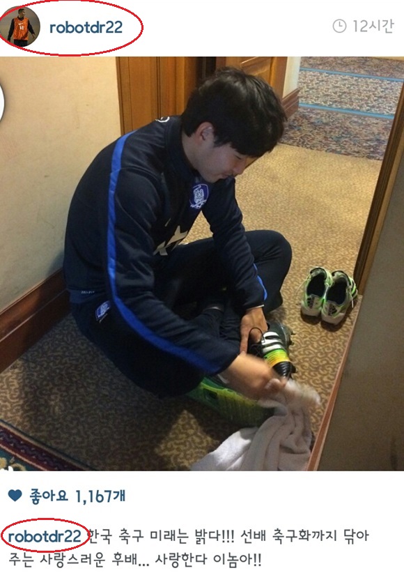 차두리가 17일 인스타그램에 자신의 축구화를 닦고 있는 손흥민의 사진을 올려 관심을 모았다. / 차두리 인스타그램 캡처