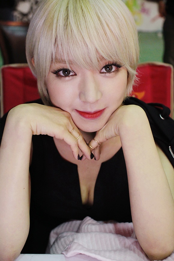 초아가 아이 콘택트 사진으로 뜨거운 관심을 얻고 있다. /FNC 제공