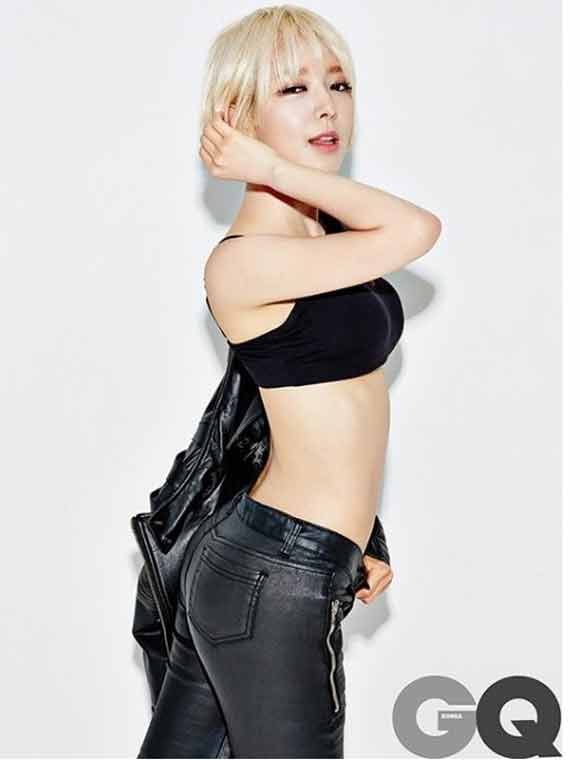 안녕하세요 초아가 매혹적인 고양이 포즈를 예견하듯 지난 8월 화보에서도 고양이처럼 요염한 자태를 뽐내고 있다. /GQ KOREA