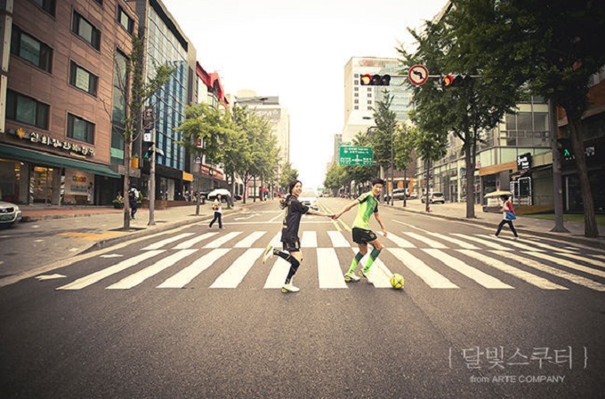 국가대표 출신 수비수 이규로가 걸그룹 나인뮤지스 전 멤버 이헤빈과 다음 달 21일 결혼한다고 19일 OSEN이 보도했다. / 달빛스쿠터 제공