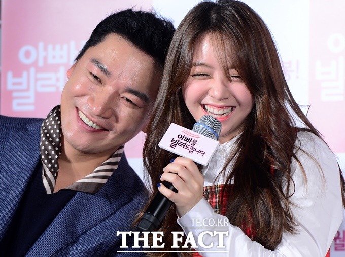 배우 조재윤(왼쪽) 결혼식 축가는 영화 아빠를 빌려드립니다로 인연을 맺은 민아가 속한 걸그룹 걸스데이가 맡는다./김슬기 기자