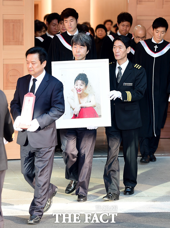 고 김자옥의 발인이 19일 오전 서울 서초구 서울성모병원 장례식장에서 진행된 가운데 운구행렬이 이동하고 있다./배정한 기자