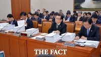 [TF포토] 국회 상임위 회의 참석한 정부 측 관계자들