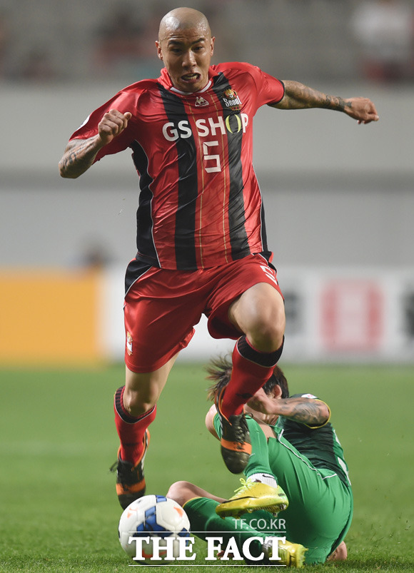 차두리(앞)가 지난 4월 23일 열린 베이징 궈안과 아시아축구연맹 챔피언스리그 조별 리그 경기에서 드리블하고 있다. /서울월드컵경기장 = 최용민 기자