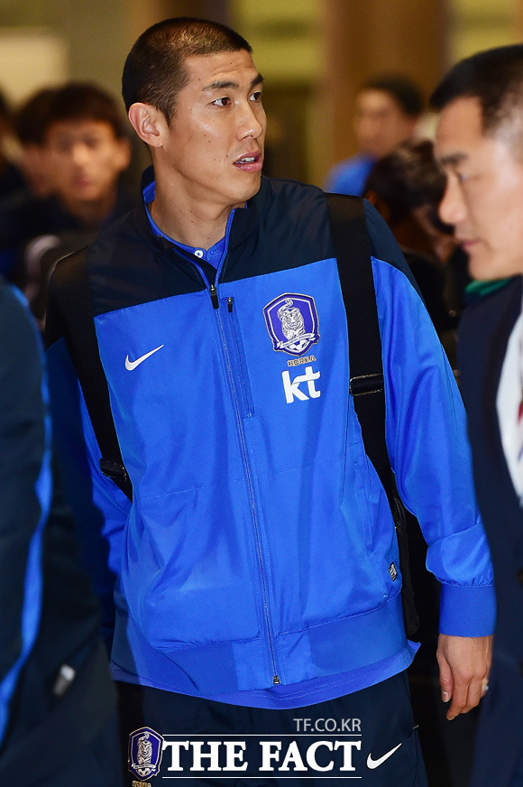 중동 원정을 마친 축구 대표팀의 차두리가 20일 인천국제공항 입국장을 나서고 있다. /인천국제공항 = 배정한 기자