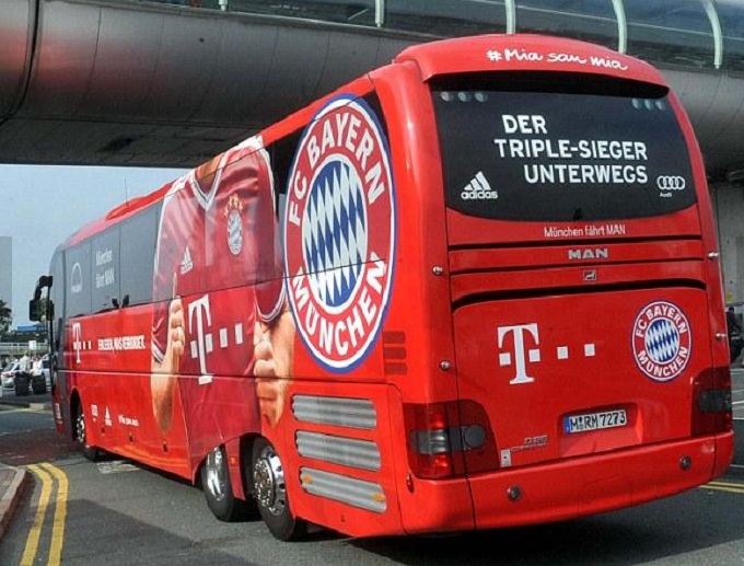독일 분데스리가의 바이에른 뮌헨 팀 버스 후방 유리창엔 도로 위 트레블 우승자라는 문구가 있다.