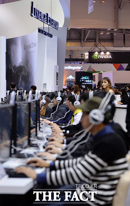 엔씨소프트 리니지 이터널 시연존에 지스타 2014 방문객들이 게임을 플레이하고 있다.