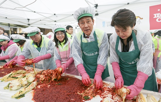 하나금융그룹은 하나·외환은행 통합에 앞서 업무지원을 비롯한 봉사활동까지 공동으로 진행하고 있다./하나금융 제공