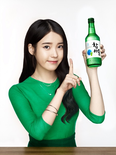 하이트진로는 알코올 도수 17.8도 소주 신제품 참이슬의 광고모델로 가수 아이유를 선정했다. /하이트진로 제공