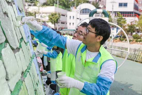 지난 10월 하나은행과 외환은행 임직원 및 가족 250여명이 홍은1동 천변 벽화그리기 활동에 나섰다.