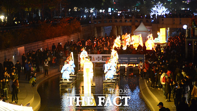 서울빛초롱축제가 23일 오후 서울 청계천 일대에서 열린 가운데 조형물을 관람하는 시민들로 가득차 있다.