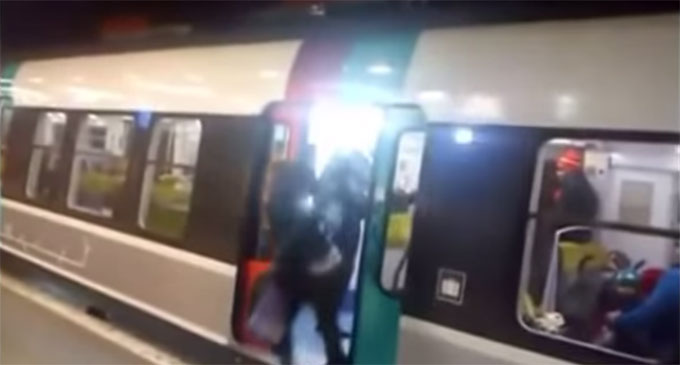 지하철 문이 닫히는 걸 막고 선 여자의 엉덩이로 한 승객이 발로 차 밖으로 날려버렸다. /유튜브 영상 캡처