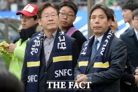 [TF포토] 이재명 성남시장-신문선 대표, '성남FC 머플러를 목에 걸고'