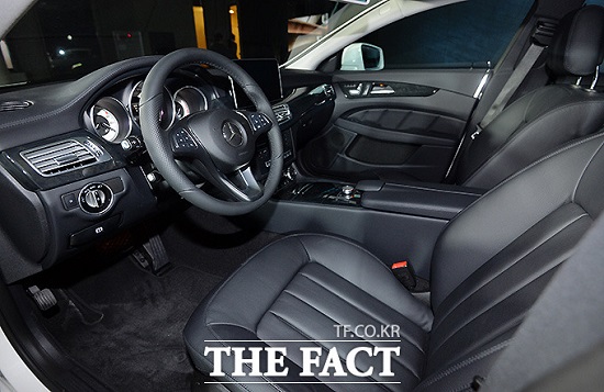 더 뉴 제너레이션 CLS-클래스에는 한국 시장만을 위해 개발한 룸미러 하이패스 기능과 키를 꺼내지 않고 차량 문 개폐는와 시동걸기 가능한 키레스-고기능이 적용됐다.