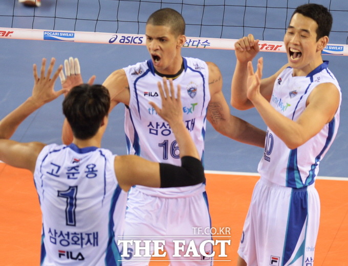 삼성화재 블루팡스가 25일 LIG손해보험과 경기에서 박철우의 공백 가운데서도 레오(가운데)의 맹활약을 앞세워 세트 스코어 3-1로 승리했다./ 최용민 기자