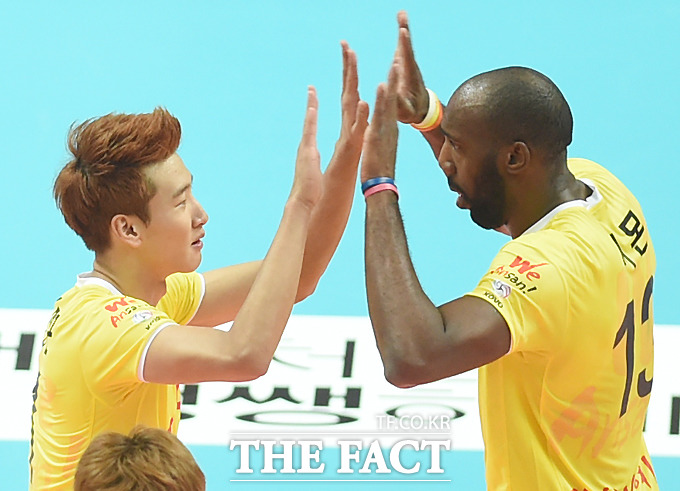 송명근(왼쪽)과 시몬이 지난 22일 열린 LIG손해보험과 경기에서 37점을 합작하며 3-0 승리를 이끌었다.