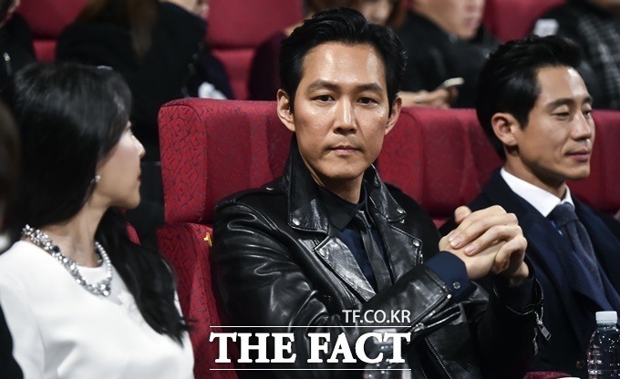 보아야, 나 떨고있니? 배우 이정재가 빅매치 상영 전 영화에 출연한 배우들과 자리에 앉아 담소를 나누고 있다./최진석 기자