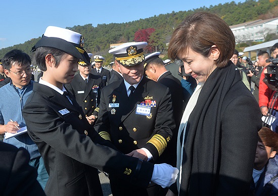 9대 1의 높은 경쟁률을 뚫고 제117기 사관후보생 명단에 이름을 올린 민정 씨는 11주 동안 복종주, 극기주, 단결주, 명예주 등 강도 높은 훈련과정을 모두 마치고 당당히 소위 계급장을 달았다. 최민정 씨, 노소영 아트센터 나비 관장(오른쪽)