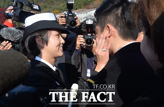 민정 씨 역시 자신의 임관을 축하해주기 위해 먼길을 온 동생 인근 씨(오른쪽)의 얼굴을 매만지며 고마운 마음을 전했다.