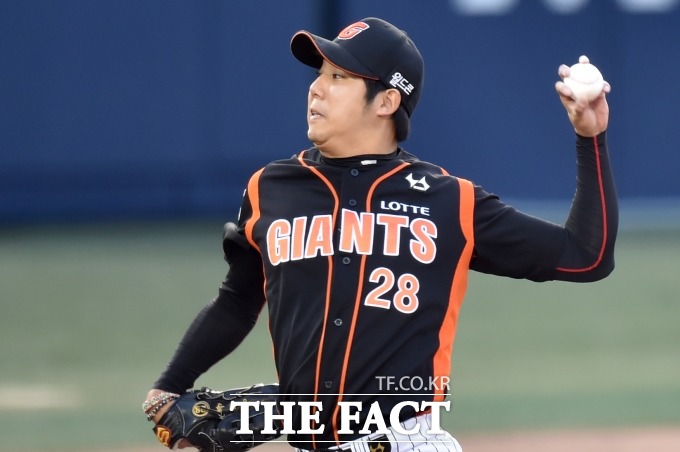 롯데와 계약에 합의하지 못한 장원준이 FA 시장에 나올 전망이다. 지난 4월 넥센전에서 투구하는 장원준. / 최진석 기자