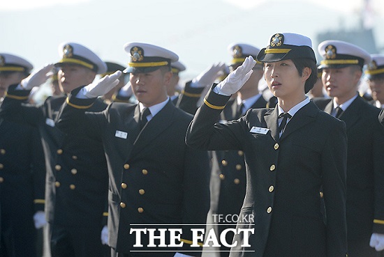 소위 계급장을 단 민정 씨(오른쪽)는 14주 동안 함정병과 초군반 보수 교육을 이수 한 후 함정에 배치 받을 예정이며, 배치 예정인 함형 및 직책에 따라 보진적 교육을 이행, 내년 4월 함정에서 임무를 수행할 예정이다.